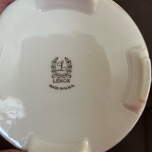 Vintage Lenox Versailles Footed Vase Embossed
Vase w/ 24k Gold Neoclassical Vase - Picture 4 of 4